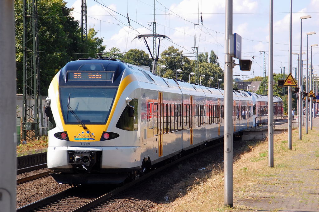 Nachschu� auf die einfahrende RE 13 nach Venlo.....F�hrungstriebwagen der Doppeleinheit ist der ET 6.04 in RRX Desgin und am Ende ist der ET 7.09 angeh�ngt. Viersen 23.8.2012
