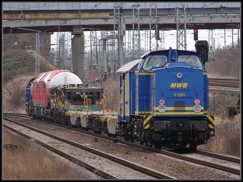 Nachschuss auf eine ER-20 (fr Litauen) berfhrung nach Mukran. Am Zugende hngt V1201.   Stralsund am 27.02.08
