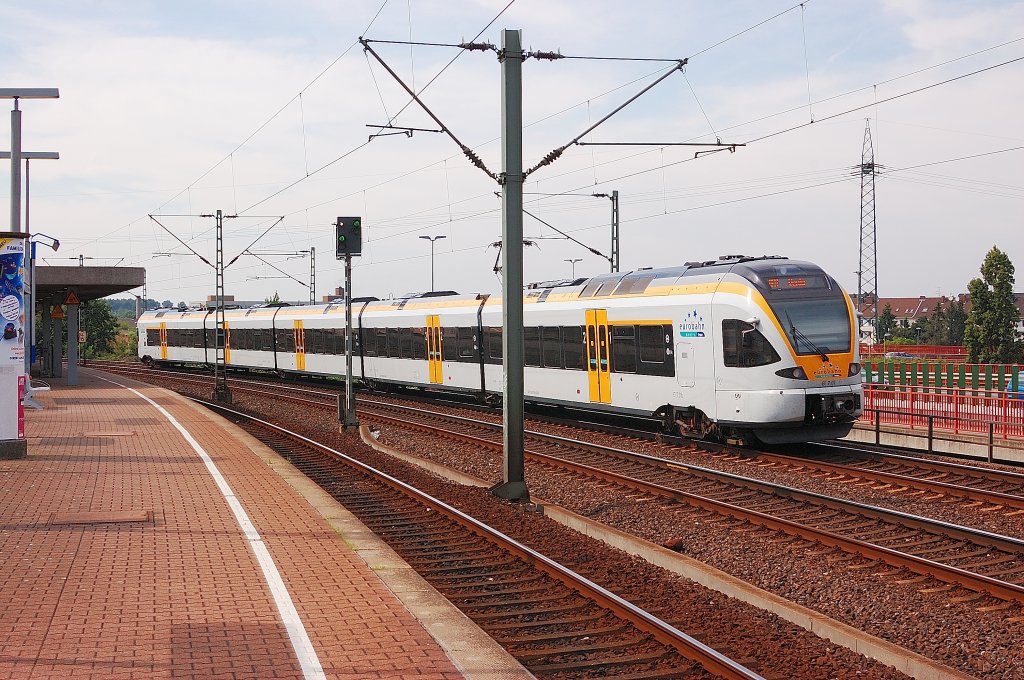 Nachschu auf den ET 7.01 der Eurobahn in Neuss am Kaiser, auf seinem Weg nach Venlo als RE 13. 27.7.2013