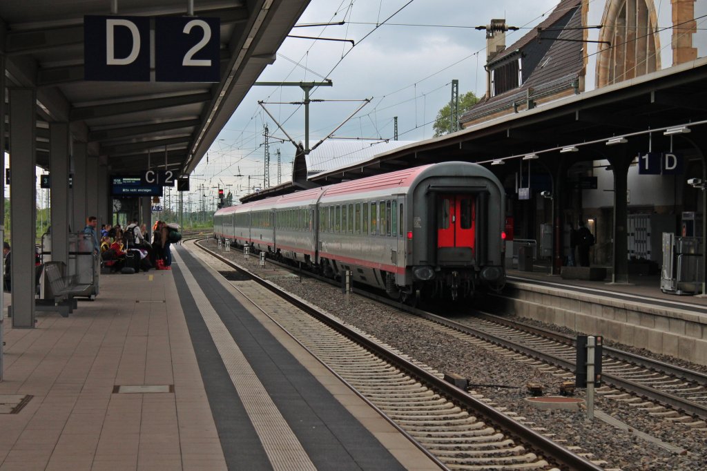 Nachschuss auf den IC 119 von Salzburg ber Lindau und Stuttgart Hbf nach Mnster (Westf.) Hbf und mit der Zuglok 120 123-5. Hier ist der Zug am 22.05.2013 bei der Durchfahrt in Worms Hbf.