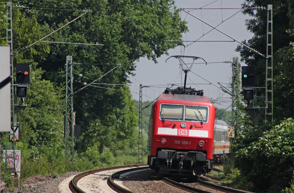 Nachschuss auf den IC1918 aus Aachen nach Berlin-Sdkreuz mit Schublok 120 120-1 am Km 25.4, 30.7.10