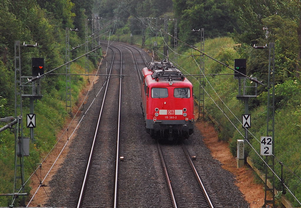 Nachschu auf die  kalte  115 383-2 bei Hochneukirch Neuotzenrath. 24.6.2012