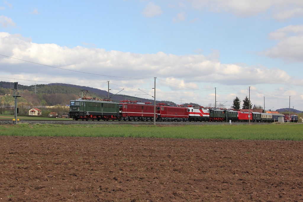 Nachschuss auf den Lokzug des Weimarer Museums, der sich am 16.04.2012 auf der R�ckfahrt von Bochum-Dahlhausen befand. Aufgenommen bei Herleshausen. Der Lokzug bestand im Einzelnen aus E18 047, 211 001, 120 005, E44 507, E04 11, 243 117, 250 250, 251 012 und E42 151.
