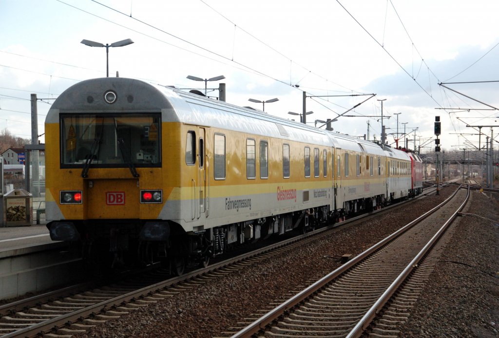 Nachschuss auf den Messzug, den 120 502 am 02.03.10 aus dem Bahnhof Bitterfeld Richtung Leipzig zieht.