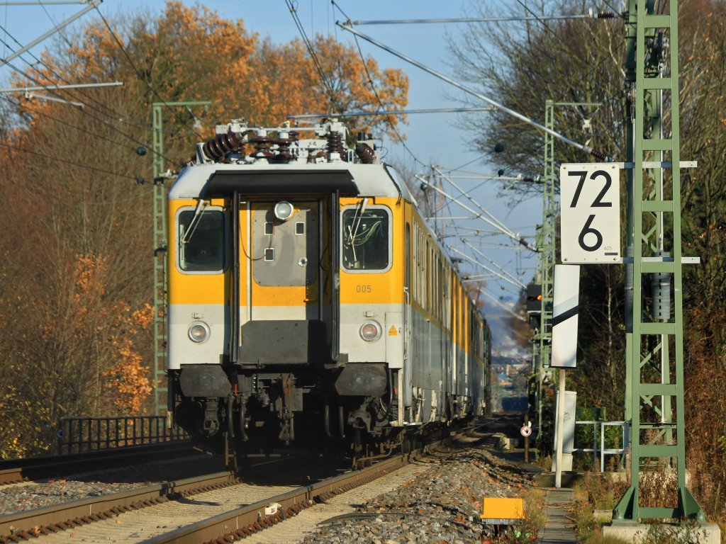 Nachschu auf den Messzug, der am 29.11.2011 gezogen von der Belgischen 2711 die Sdrampe von Belgien kommend nach Aachen Hbf hinunterfhrt.