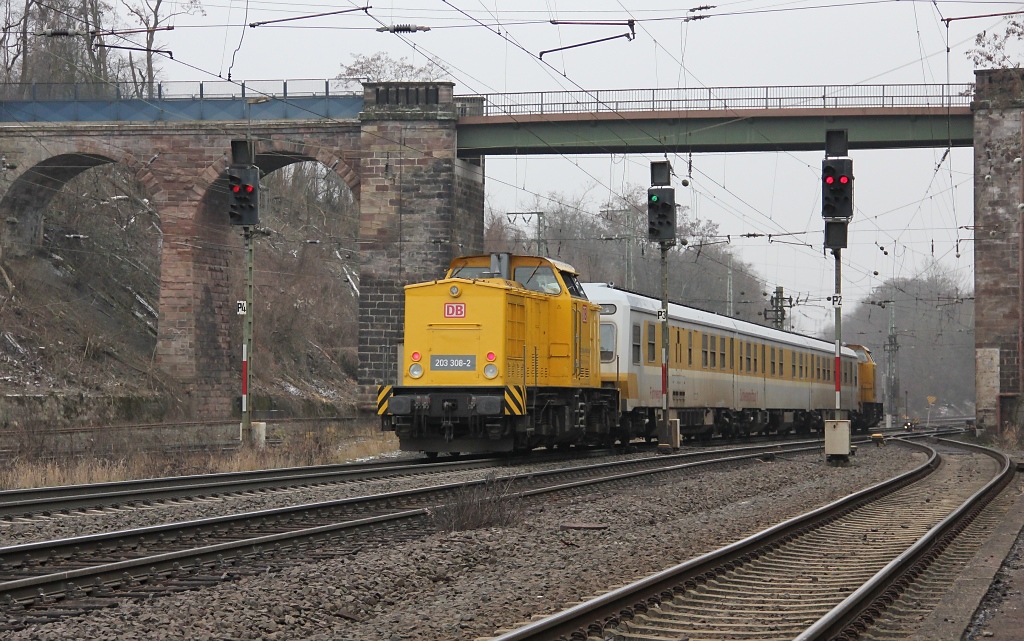 Nachschuss auf den Messzug, der am Zugschluss noch die 203 308-2 hngen hatte. Aufgenommen am 28.01.2012 in Eichenberg.