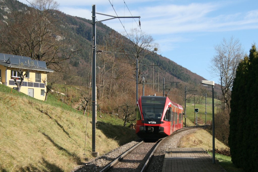 Nachschuss auf den R 5230, gefhrt von GTW 261, beim Verlassen der kleinen Haltestelle Grandval an der Linie Moutier - Solothurn. Bild vom 14.11.2010. 