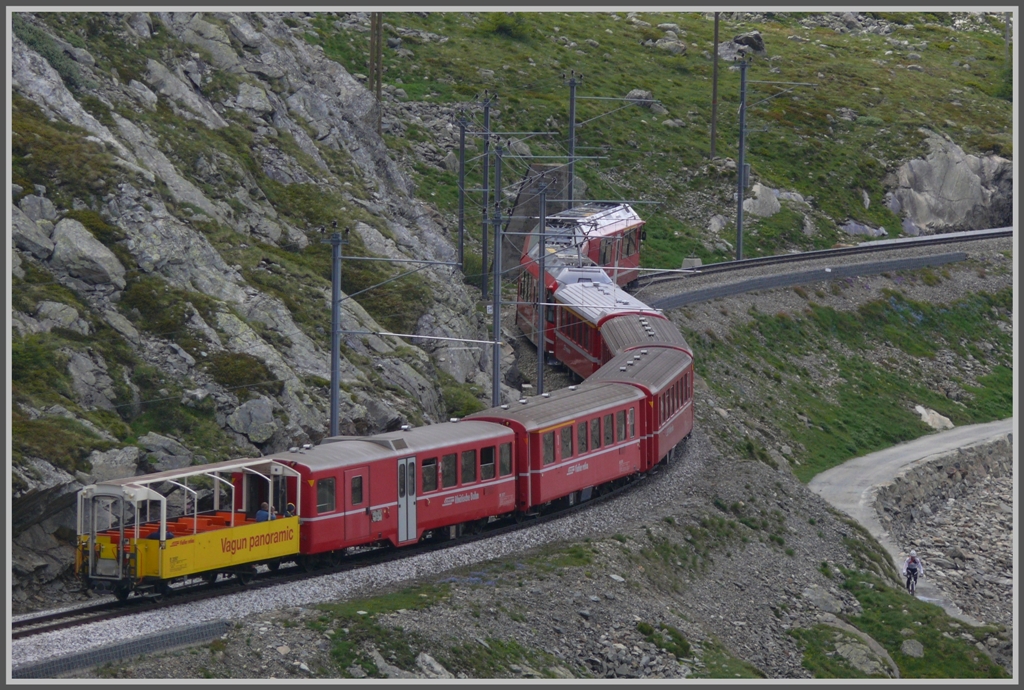 Nachschuss auf R1621. Es ist noch frisch am Morgen auf 2250m /M. und nur wenige Hartgesottene trauen sich in den offenen Panoramawagen. (15.06.2011)