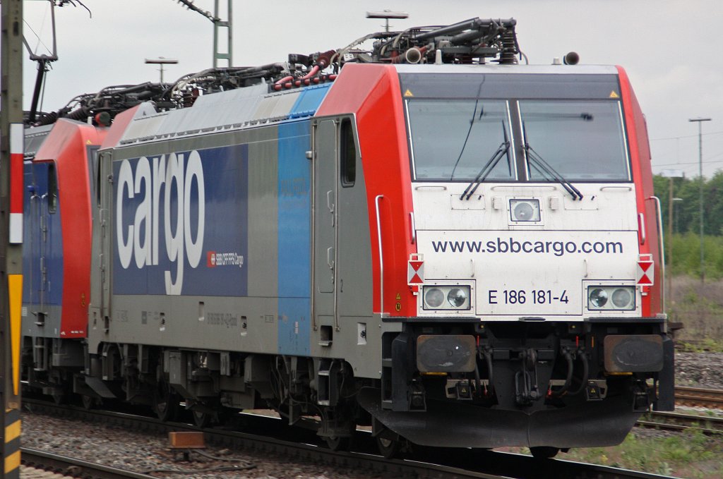 Nachschuss auf die Railpool/SBB Cargo E186 181-4 am 13.5.10 in Duisburg-Bissingheim
