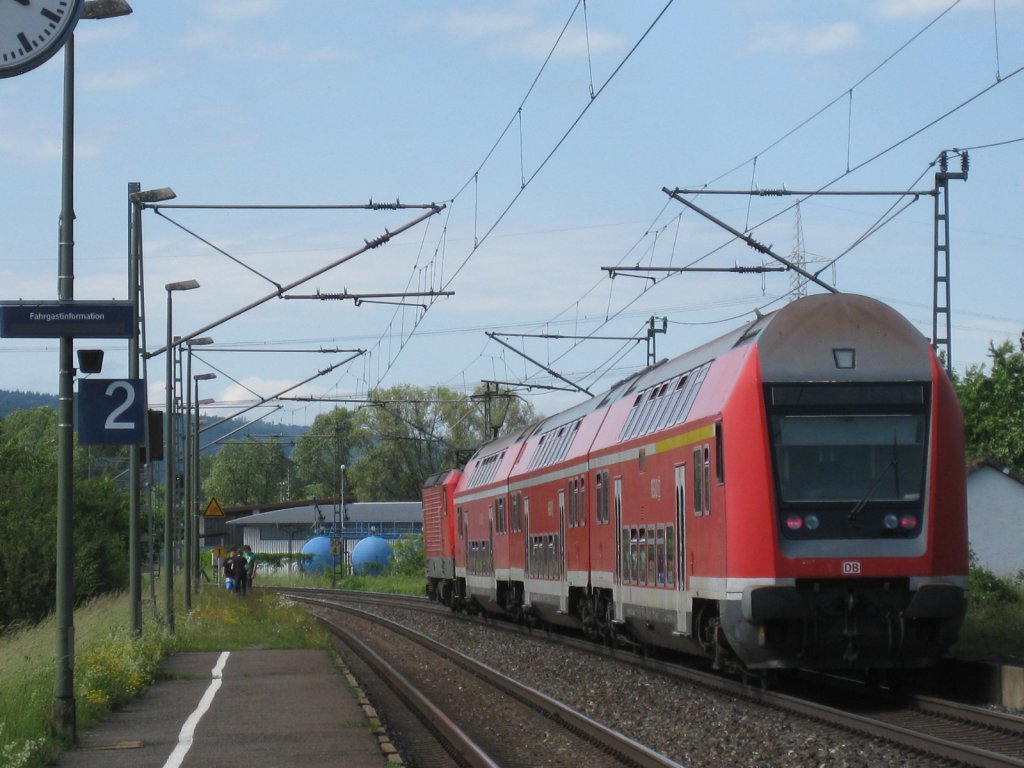 Nachschuss auf die RB 16854 nach Saalfeld(S). Hier bei der Ausfahrt aus Gundelsdorf.