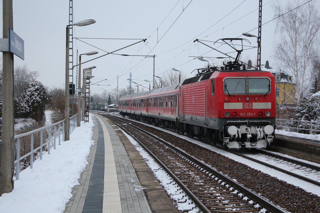 Nachschuss auf den RE 18410 nach Cottbus am 14.02.13 bei der Durchfahrt durch den Hp Dresden-Stetzsch. Geschoben wird der aus drei y-Wagen gebildetete Zug von 143 254-1.