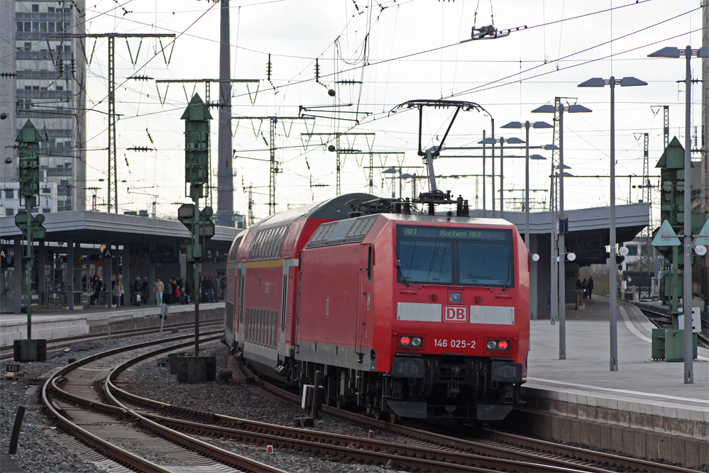 Nachschuss auf den RE10126 nach Aachen mit 146 025-2 am Zugschluss in Essen Hbf 10.4.10