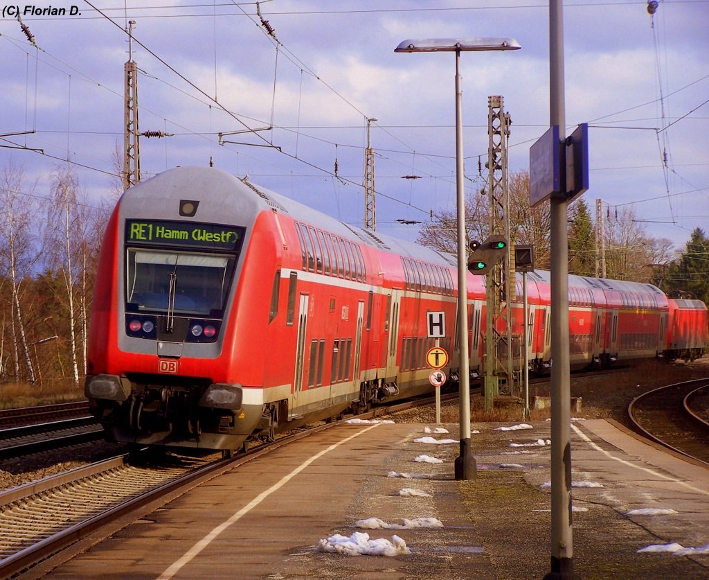 Nachschuss auf den RE10129  Nrw-Express  beim Verlassen von Eschweiler Hbf in Richtung Hamm(Westf). 21.02.2010
