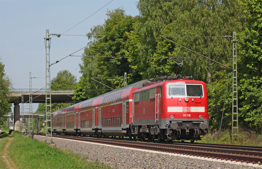 Nachschuss auf den RE10427 auch Aachen nach Dortmund mit Schublok 111 119 am Esig Geilenkirchen, 22.5.10