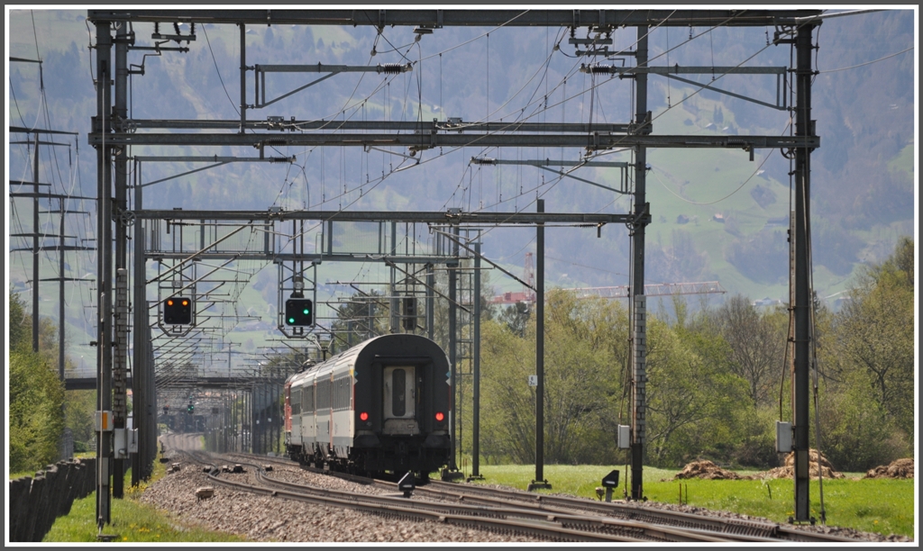 Nachschuss auf RE3815 bei Weite, wo die Einspur auf die Doppelspur wechselt und das in schn geschwungener Linie. (26.04.2012)