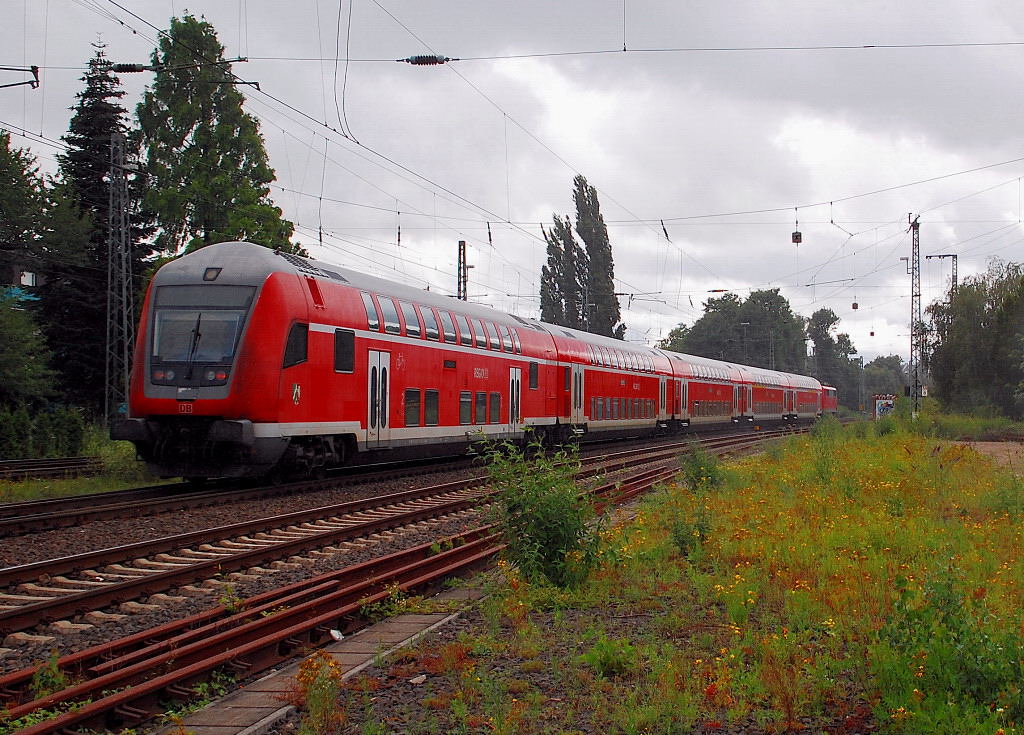 Nachschu auf den RE4 nach Geilenkirchen bei der Ausfahrt aus dem Rheydter Hauptbahnhof. Der Zug wird gezogen von der 111 111-1 an diesem Samstag den 14.7.2012