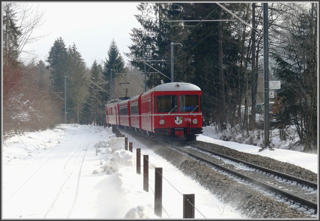Nachschuss auf S1 1510 mit Steuerwagen 1714 in der Klus bei Seewis-Valzeina. (12.02.2010)