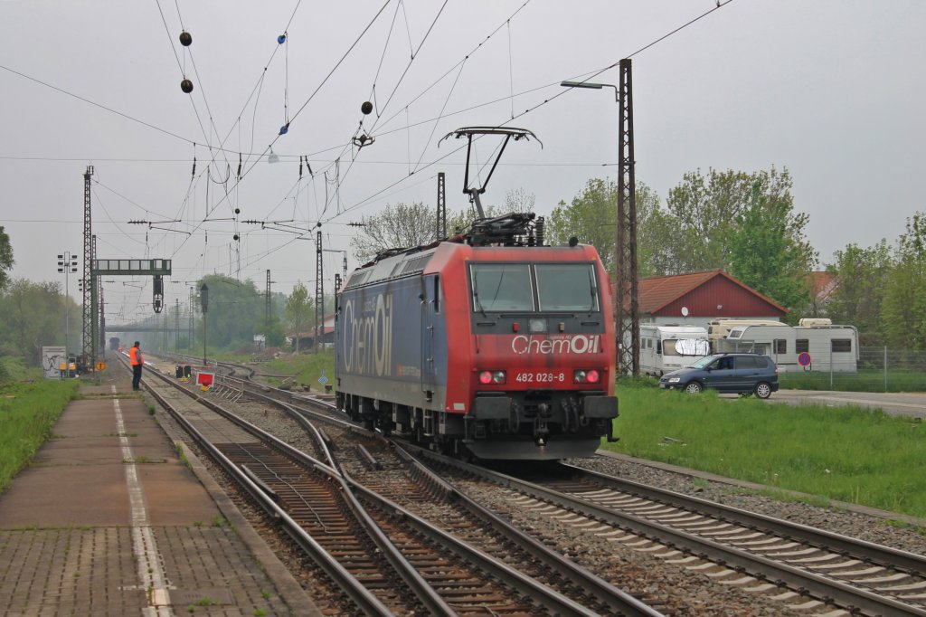 Nachschuss auf SBB Cargo/ChemOil Re 482 028-8 bei der Ausfahrt als Tfzf aus Kenzingen. (02.05.2013)