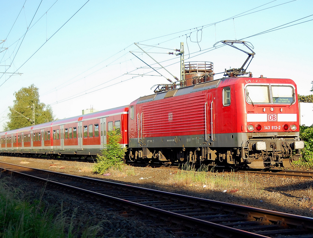 Nachschu auf die schiebende 143 913-2 bei der Ausfahrt aus dem Bahnhof Korschenbroich am Abend des 4.6.2010.