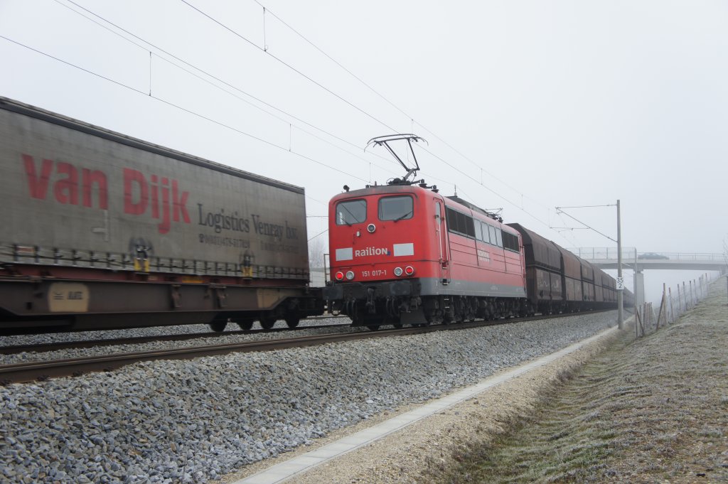 Nachschu� auf die schiebende 151 017-1 vor einem Kohleganzzug am Morgen des 24.11.11 bei Hattenhofen.