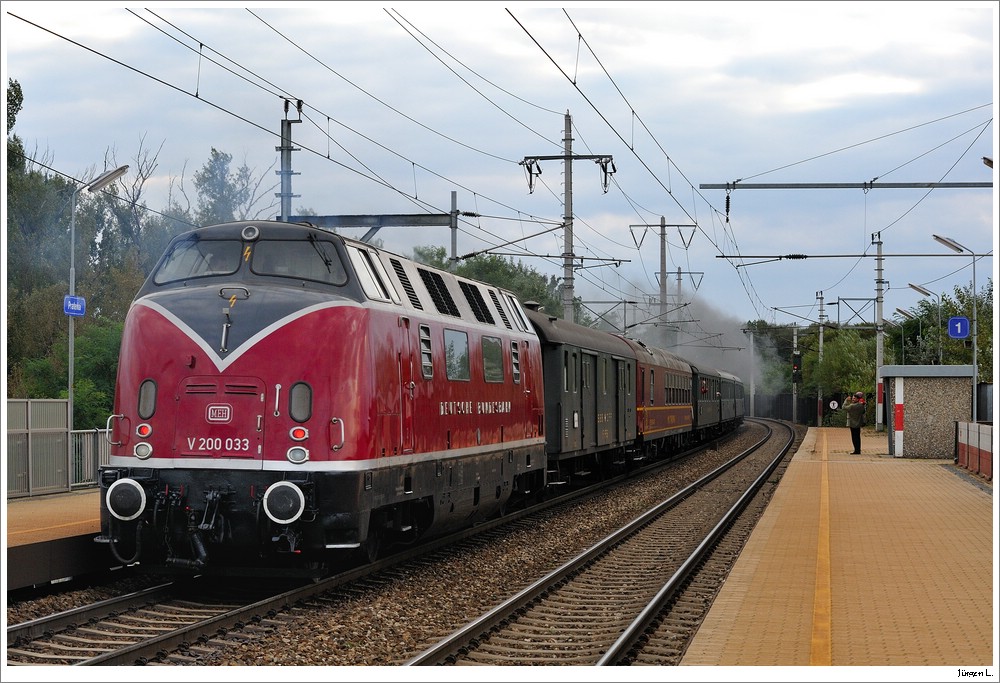 Nachschuss auf die schne V200 des Sonderzuges R14172  des  Nostalgie Rhein Express  in Wien/Praterkai; Zuglok 919.138, Nachschiebe V200.033; 19.9.2010.