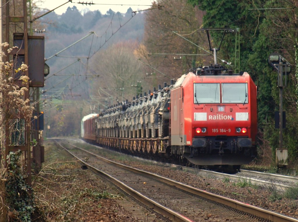 Nachschu auf Schubhilfe 185 184-9, die am 04.12.2009 auf der Montzenroute von Aachen West zum Gemmenicher Tunnel die Cobra 186 214 untersttzt, die einen mit Panzern beladenen belgischen Militrzug zieht.