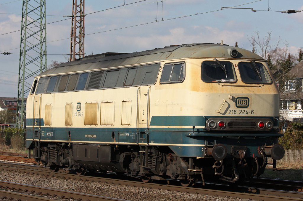 Nachschuss auf die Seite mit dem DB Aufkleber.EBM 216 224 am 19.3.12 als Lz bei der Durchfahrt durch Ratingen-Lintorf.