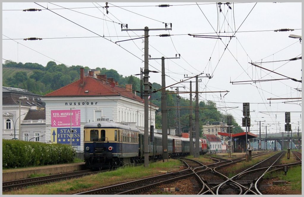 Nachschuss auf den Sonderzug von Wien FJB nach Ernstbrunn, an dem der 5042 014 bis Korneuburg mitgefhrt wurde. Wien Nudorf, 01.05.11