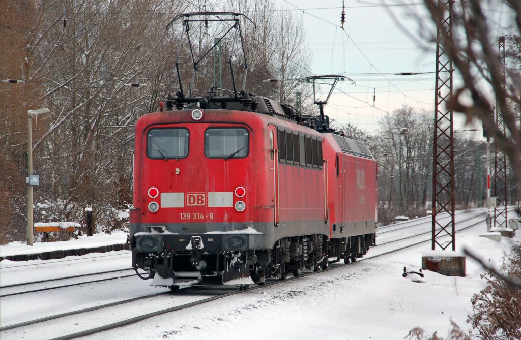 Nachschuss auf das Tandem 145 026/139 314. Fotografiert am 10.12.10 in Leipzig-Thekla.