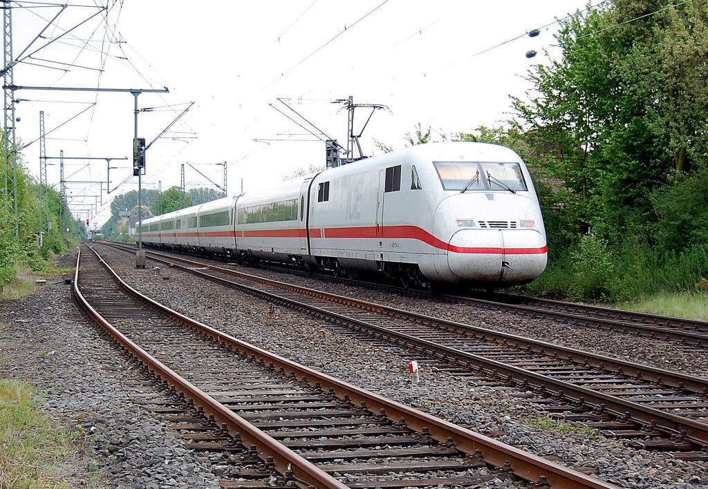 Nachschu� auf den Triebkopf  402 014-5 des ICE M�nchengladbach-Berlin Ostbahnhof.
Foto 02.05.2010
