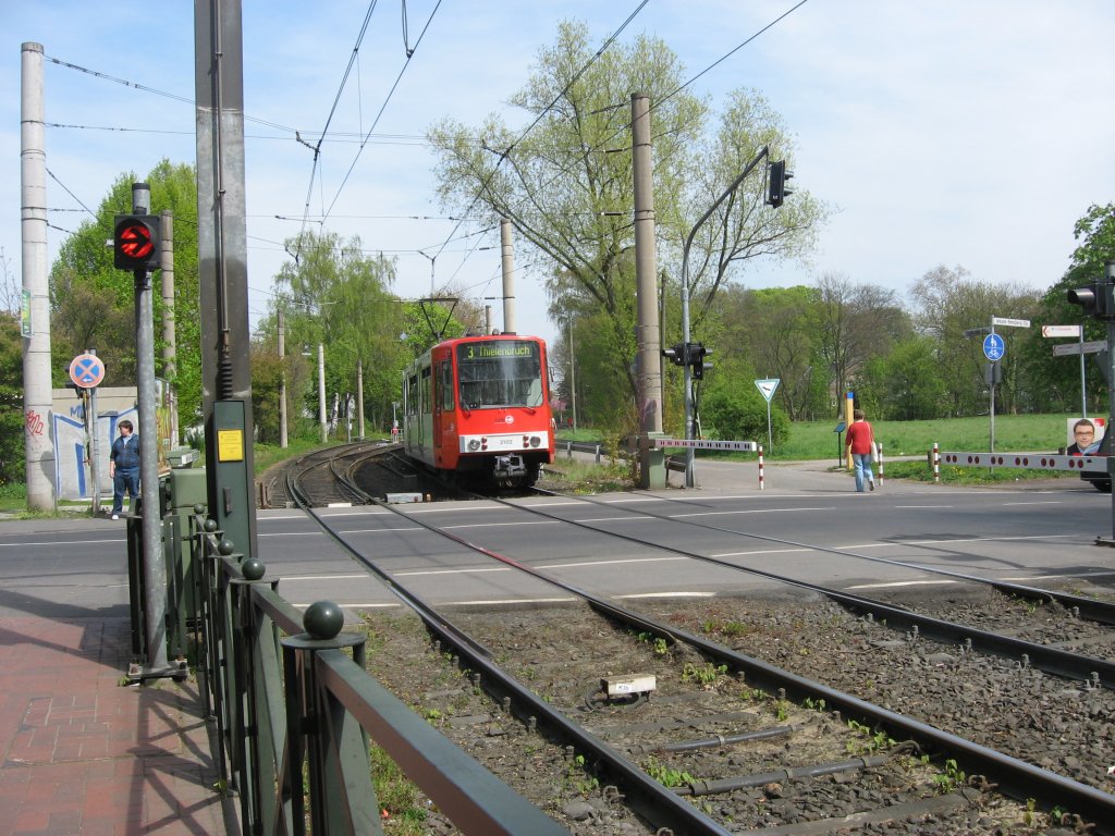 Nachschu auf TW 2??? (vorne) und TW 2102 die am 24. April 2010 als Linie 3 gerade die Haltestelle  Vischeringstrae  verlassen haben.