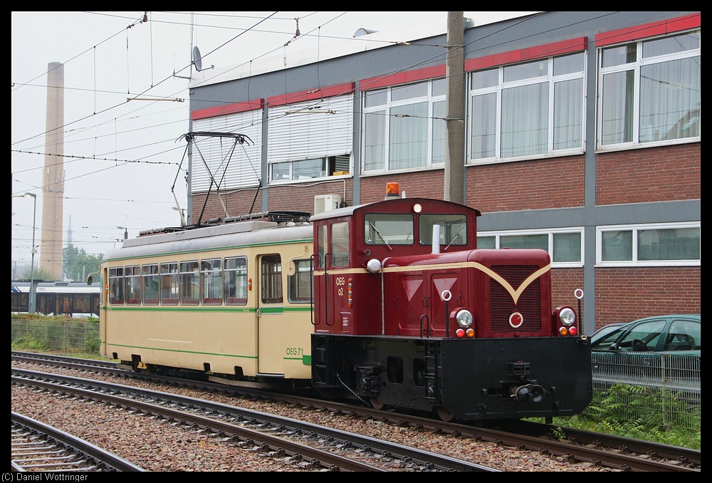 Nachschuss auf den �berf�hrungszug von Edingen nach K�fertal, vorne der Tw 71 und hinten die o2. 08. September 2010, Bahn�bergang Rebenstra�e in K�fertal. 