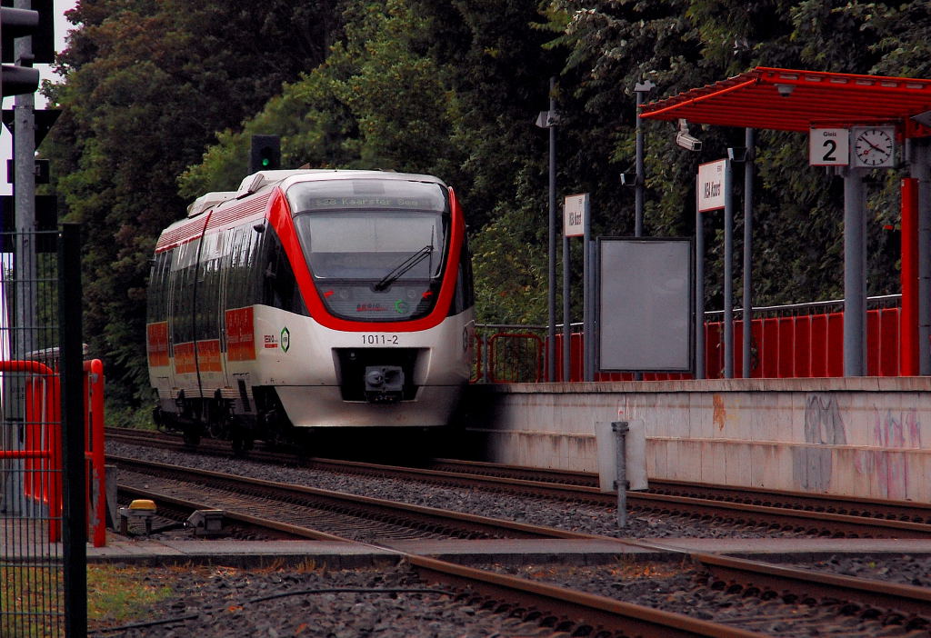 Nachschu auf den VT 1011-2 der Linie S28, am 7.5.2012 verlsst er gerade den Bahnsteig an Gleis 2 in Richtung Kaarster See.