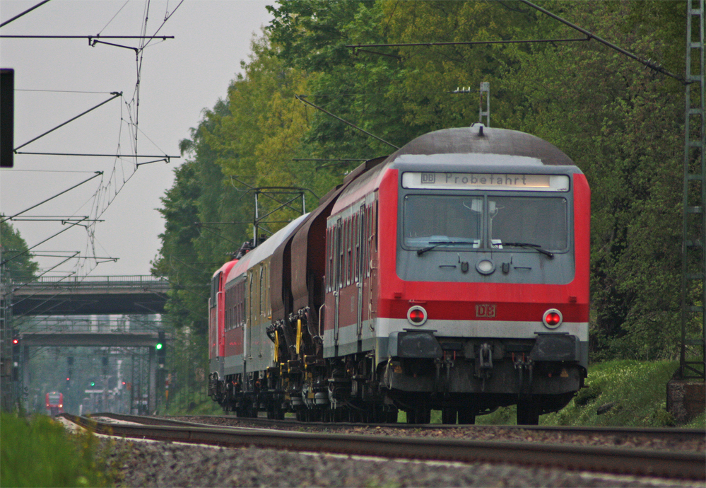 Nachschuss auf den Wittenberger Steuerwagen am Ende des Me�zuges mit 110 169-0 an der Spitze nach Rheydt kurz vor dem Bahnhof Geilenkirchen, 11.5.10