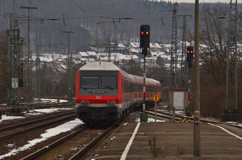 Nachschu auf den Wittenbergersteuerwagen einer RB, der nach Stuttgart den Bahnhof Neckarelz verlsst, gezogen von der 146 225 und besteht aus N-Wageb am Rosenmontag den 11.2.2013 gegen 11:00 Uhr. 