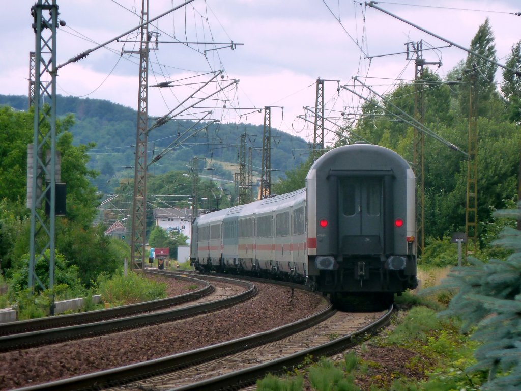 Nachschuss des IC nach Hamburg Altona gezogen von 182MRCE.
Dresden Stetzsch 21.06.11