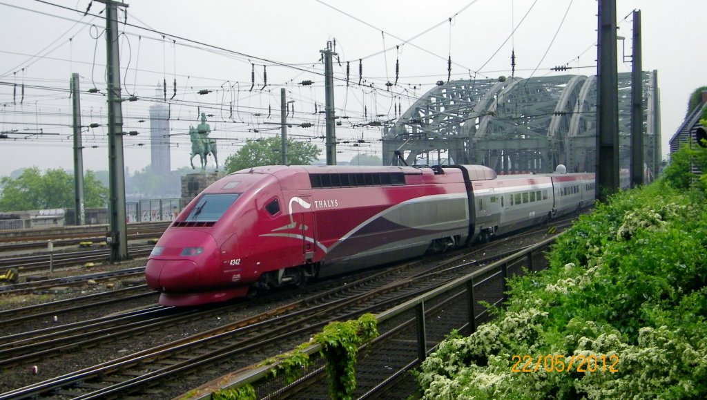  Nachschuss  des Thalys (4342) nach dem Hbf K�ln bei der �berfahrt �ber die Hohenzollernbr�cke am 22.5.2012