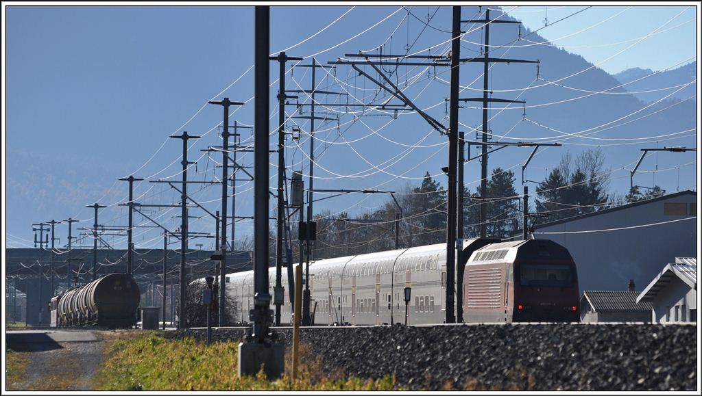 Nachschuss im Gegenlicht. Der IC565 berholt in Krze den Oelzug der RhB in Zizers. (20.11.2012)