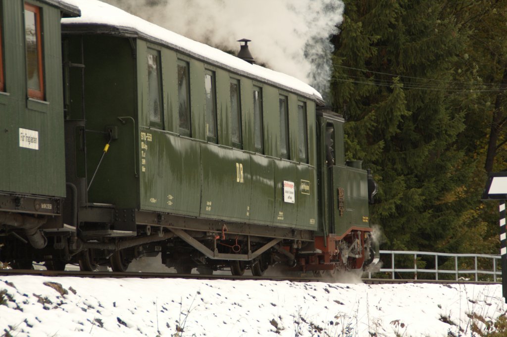 Nachschu der IK No 54, die mit ihrem Zug am 17.10.09 in wenigen Augenblicken den Bahnhof Schmalzgrube erreicht.