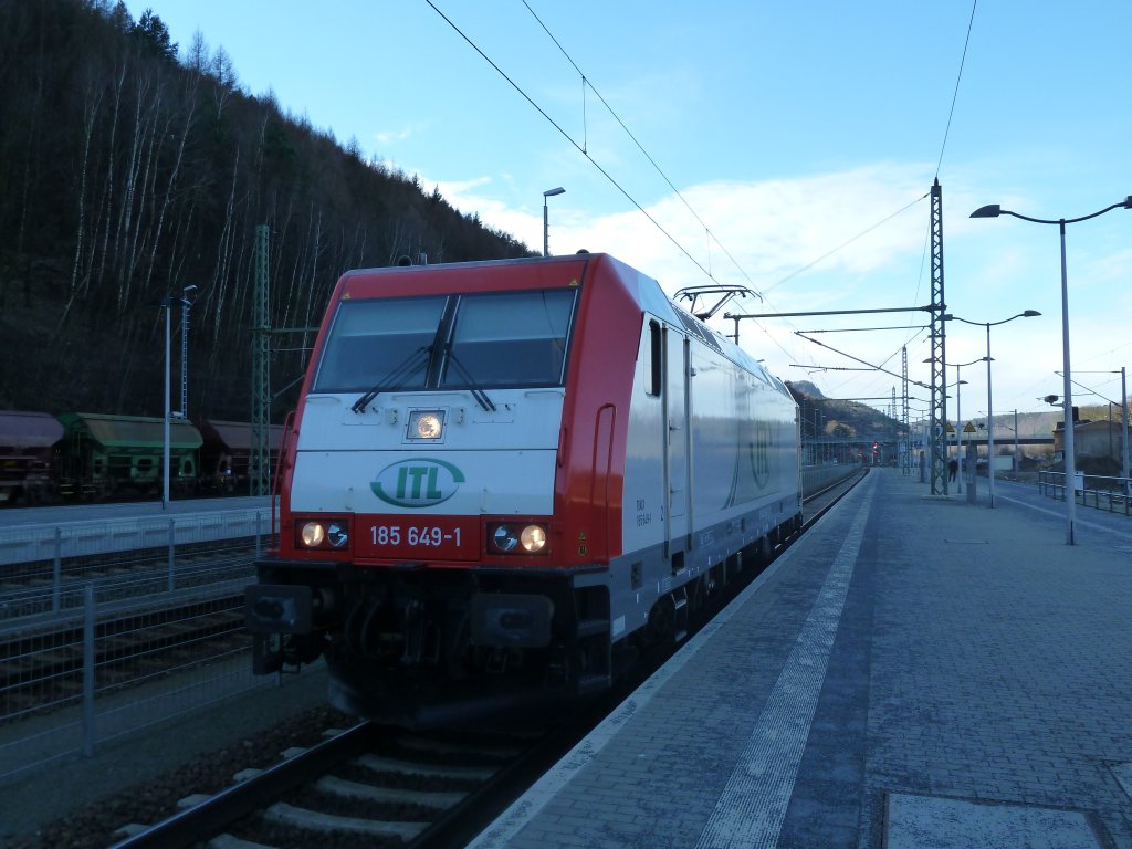 Nachschuss der ITL 685 649 die durch den Bahnhof Bad Schandau rollt.
12.2.11
