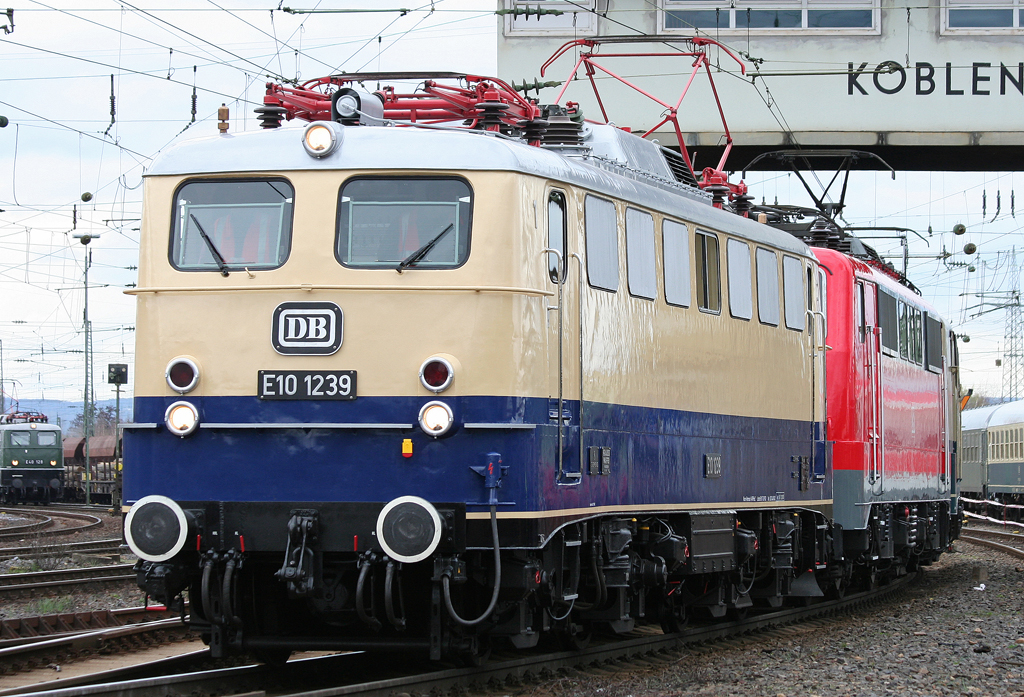 Nachschuss der Lokzugs aus E10 1239, 111 111 und 140 423-5 in Koblenz Ltzel am 03.04.2010 nach der Lokparade