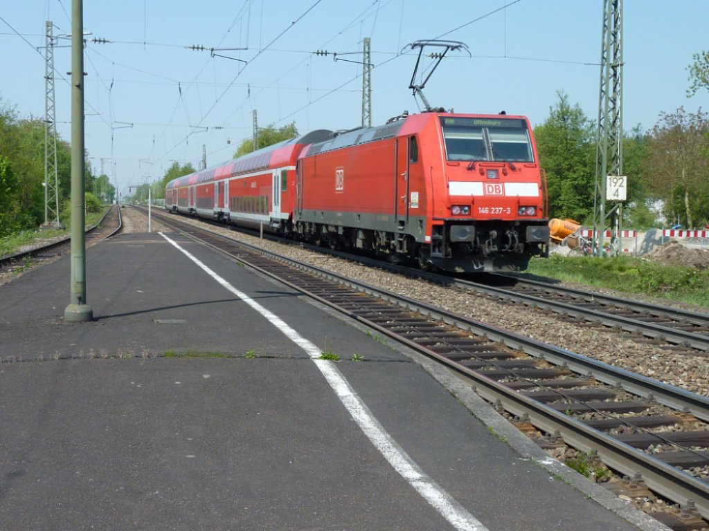 Nachschuss RE Richtung Offenburg mit 146 237-3 am 20.04.2011 in Emmendingen.