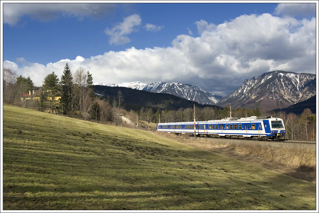 Nachschuss von der Steinbauer Wiese aus auf 4020 304, welcher am 25.2.2012 den seit Fahrplanwechsel stark ausgednnten den Regionalverkehr am Semmering zwischen Payerbach-Reichenau und Semmering abwickelte.