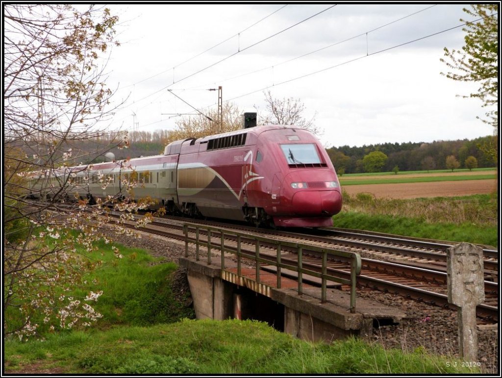 Nachschu vom Thalys,ganz schn schnell das Teil! Da fliegt er dahin in Richtung Kln.
Aufgenommen bei Eschweiler (Kr.Aachen) im April 2012.