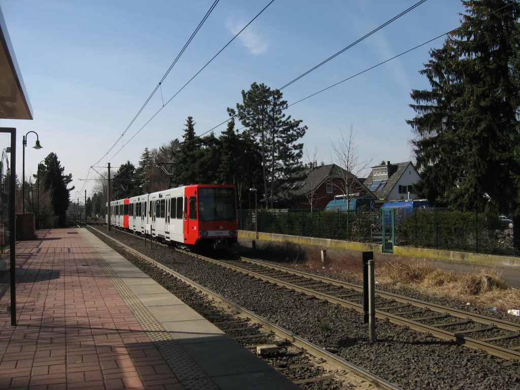 Nachschu von TW 2328 der, am 18. Mrz 2010, als Linie 18 Richtung Klettenberg unterwegs war konnte kurz nach Verlassen der Haltestelle  Dellbrck Mauspfad  von mir vom Bahnsteig der Gegenrichtung aus fotografiert werden.