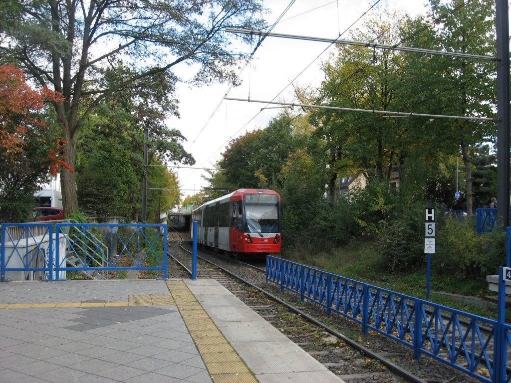 Nachschu von zwei unbekannten Wagen aus der Serie K5100 die am 14. Oktober 2009 auf der Linie 4 unterwegs waren. Kurz nach Verlassen der Haltestelle  Im Weidenbruch  Fahrtrichtung Schlebusch.