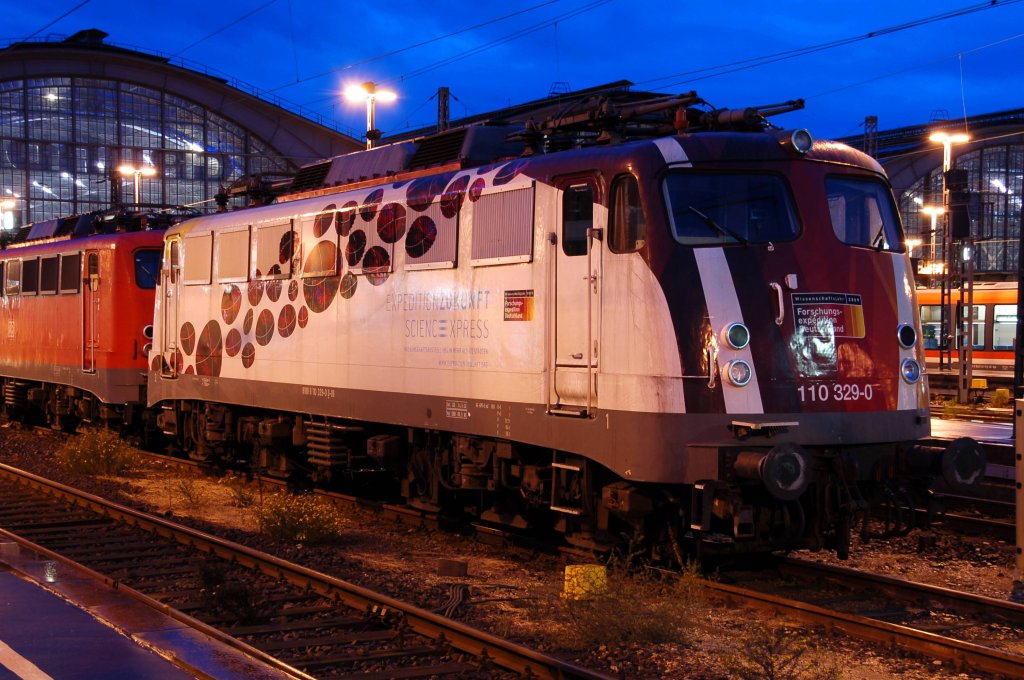 Nachtaufnahme der 110 329. Sie stand am 28.11.09 vor dem Leipziger Bahnhofshalle.