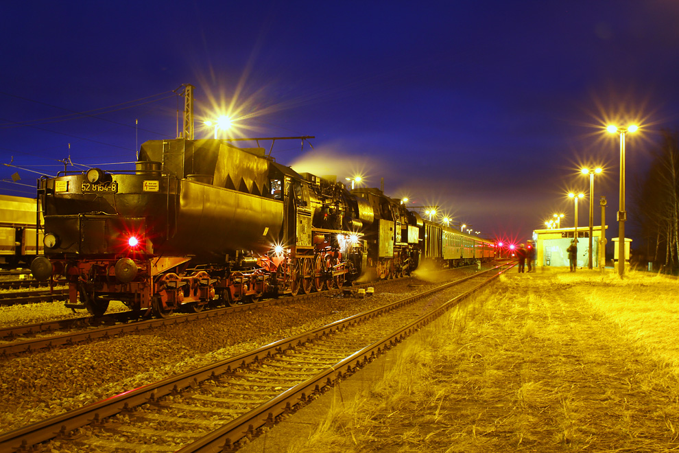 Nachtaufnahme der beiden Dampfloks 65 1049 & 52 8154 beim Plandampf  Dampf trifft Kohle  in Profen. 
4.2.2011