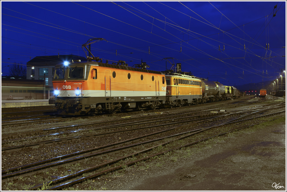 Nachtaufnahme der beiden E-Loks 1144 024 + 1142 682 im Knittelfelder Bahnhof. 20.4.2012