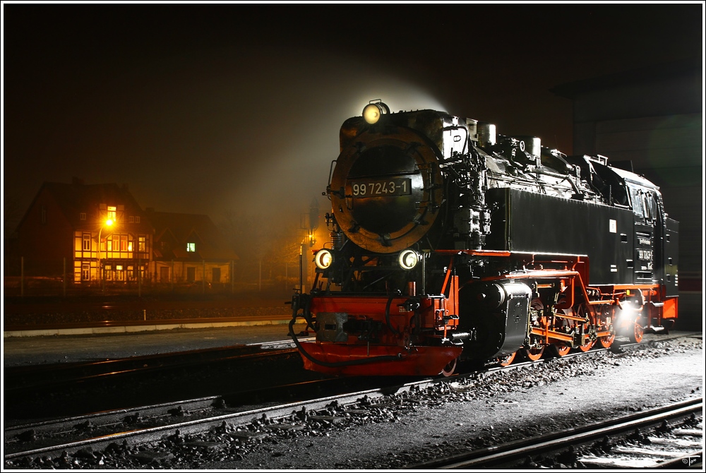 Nachtaufnahme der Dampflok 99 7243 der HSB in Wernigerode.
2.2.2011